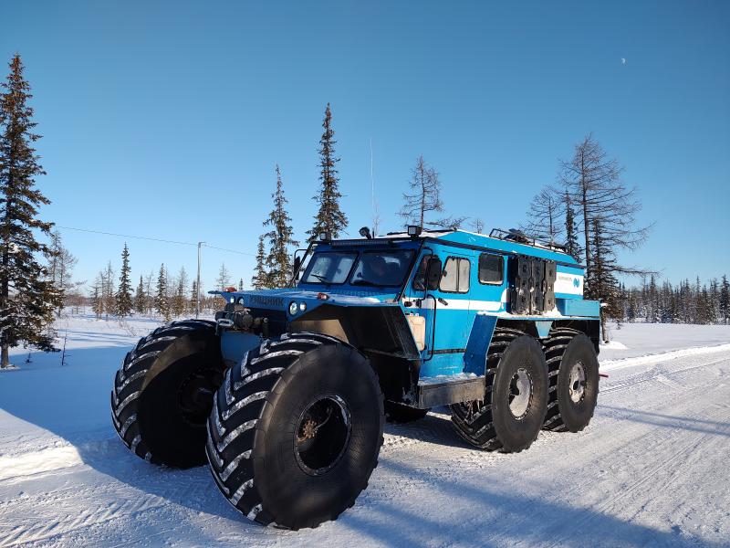 Для передвижения по непроходимой тайге компания Единство использовала колесные снегоболотоходы Хищник (на фото) и гусеничные ТТМ. Фото: ComNews